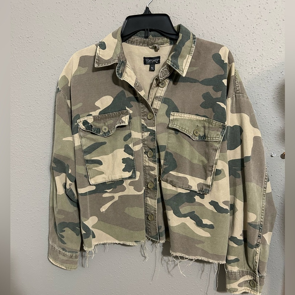 Topshop Camouflage Cropped Jacket. Size 4-6. Great condition.